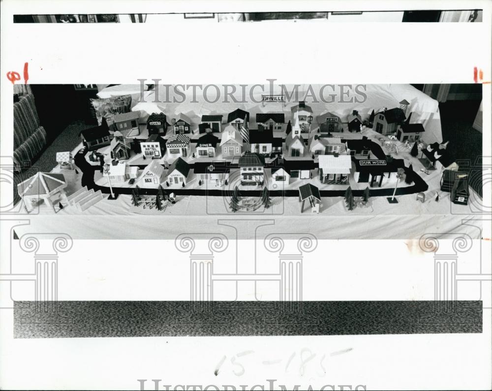 1984 Press Photo Blandine Day Created Her Town at Needlepoint 40 Buildings - Historic Images