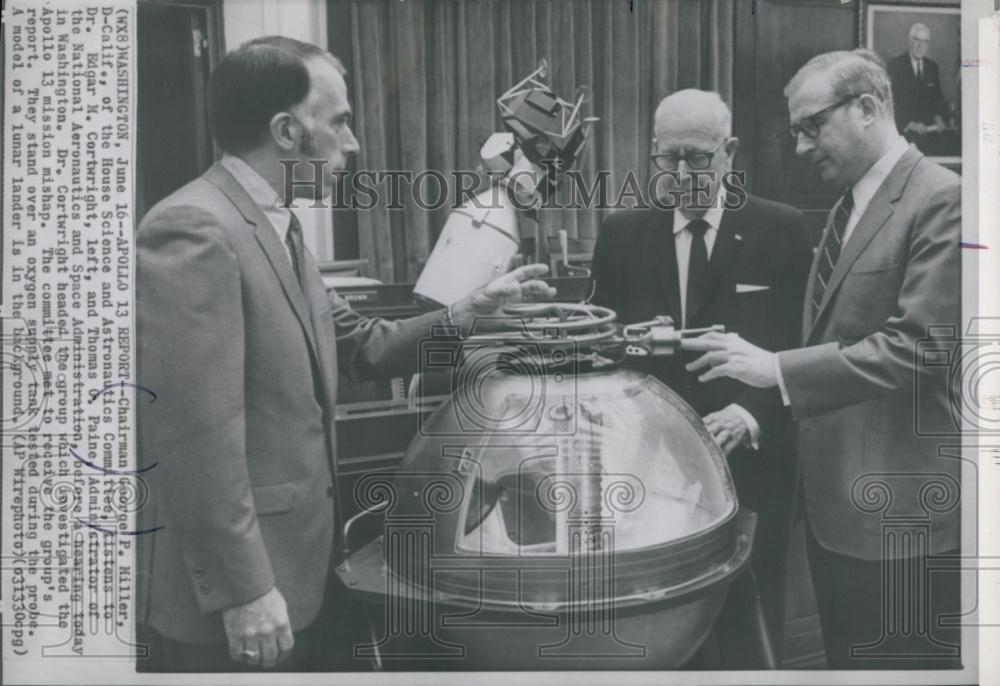 1973 Press Photo George Miller with Apollo 13 Report to House Committee - Historic Images