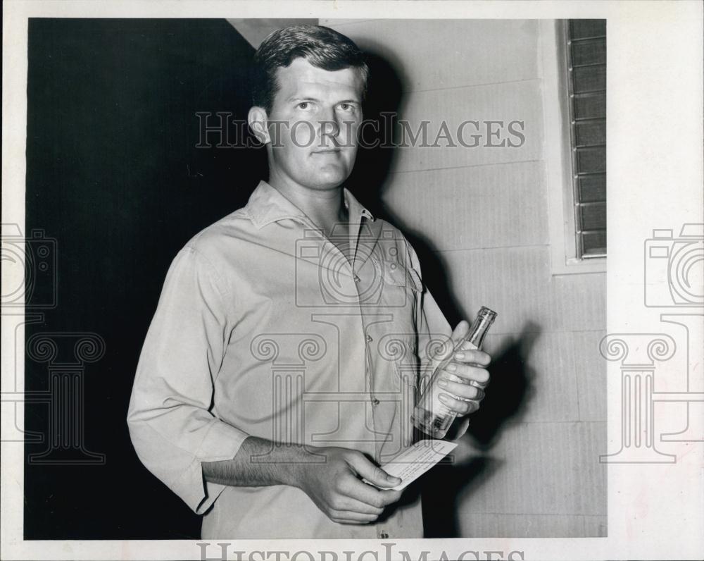 1967 Press Photo DuLawrence Miller found a bottle on the beach w/ a note inside - Historic Images