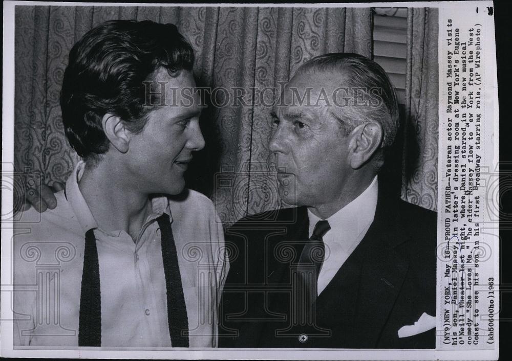 1963 Press Photo Veteran Actor Raymond Massey visits son Daniel Massey - Historic Images