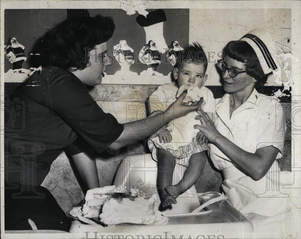 1959 Press Photo Diane Daniel And Year Old Son Cecil At Chelsea Naval Hospital - Historic Images