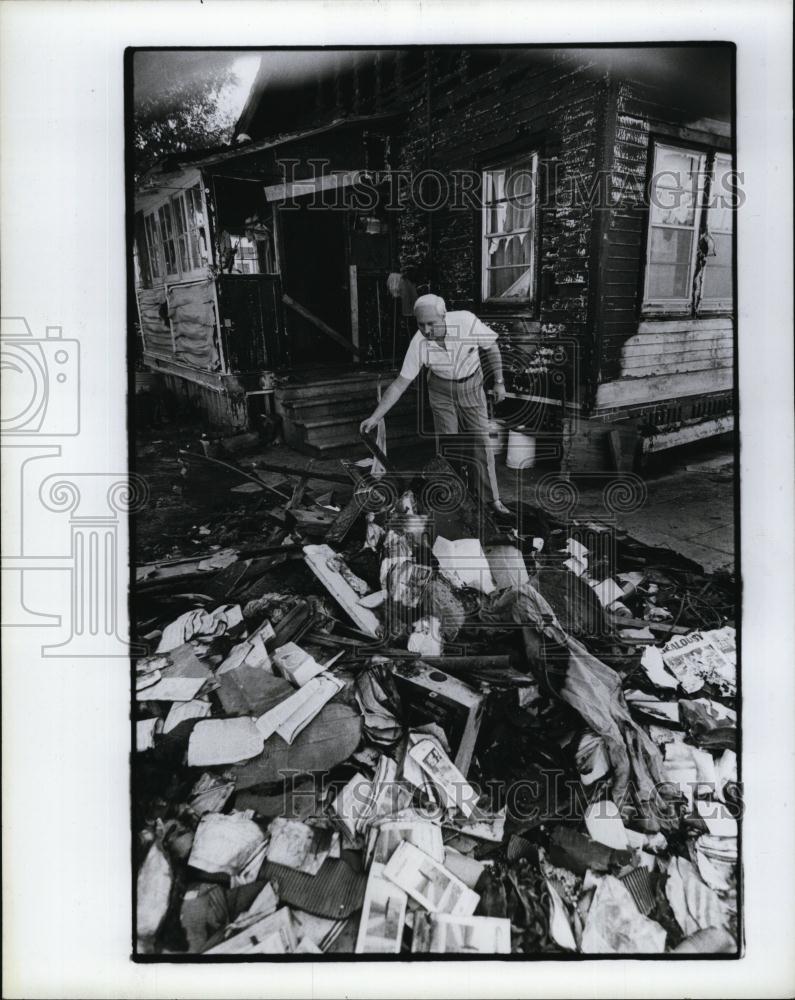 1986 Press Photo Michael Potter Inspects Fire Damage - RSL91921 - Historic Images