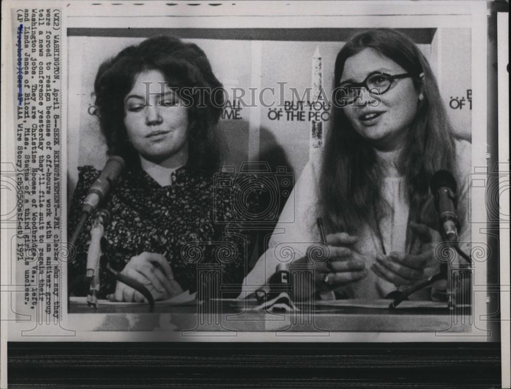 1971 Press Photo Linda Janca &amp; Christine Hoomes, FBI clerks fired for protests - Historic Images