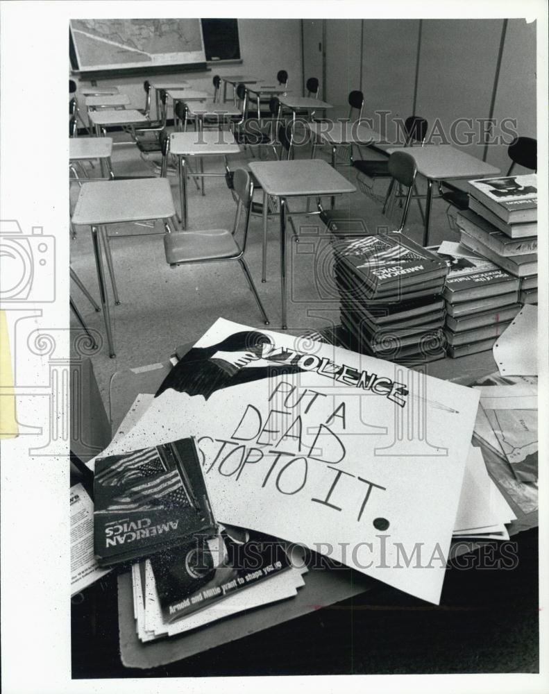 1993 Press Photo Dartmouth High School room where stabbing took place - Historic Images