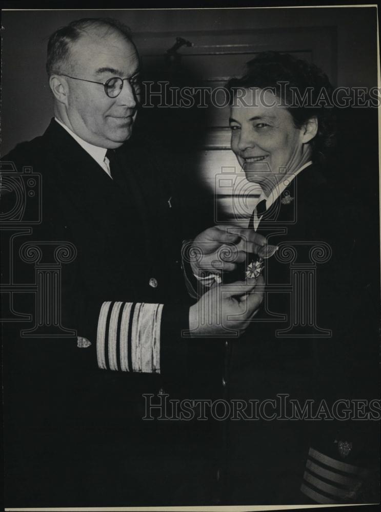 1946 Press Photo Captain Dorothy C Stratton Admrial Joseph F Farley - Historic Images