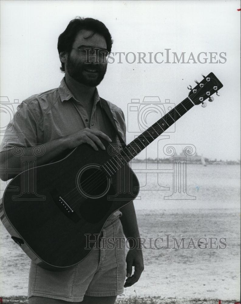 1989 Press Photo Dave Williamson plays at Friendly at Madeira&#39;s Beach - Historic Images