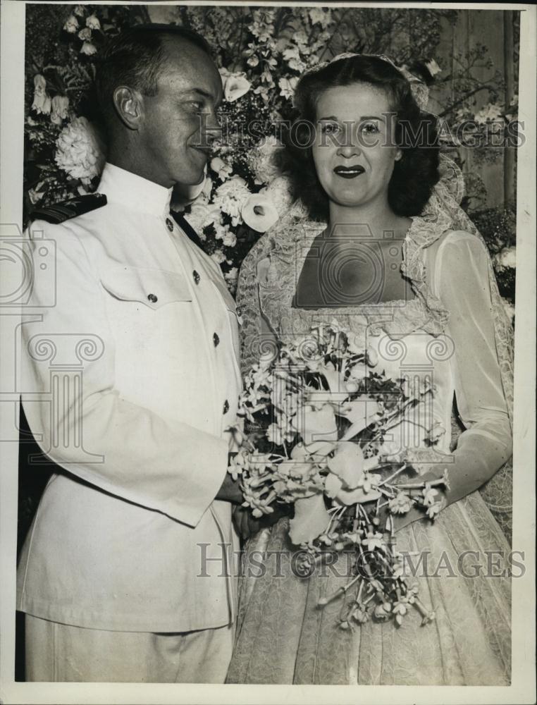 1943 Press Photo Barbara Thompson and Lt Alexander Welch at their wedding - Historic Images