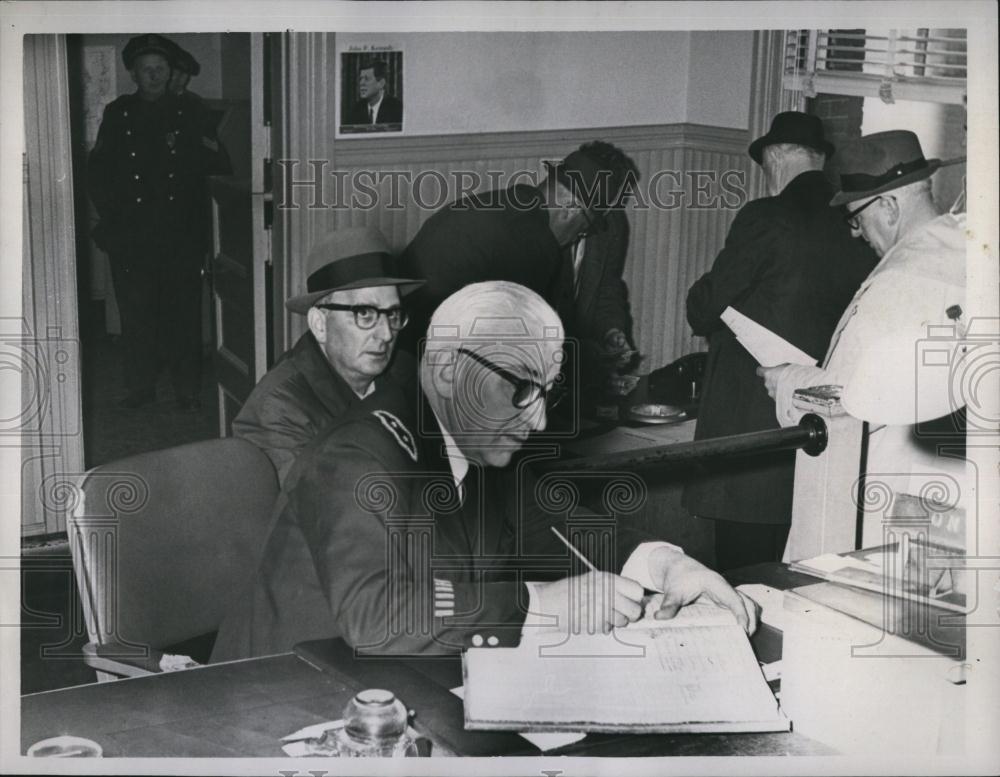 1964 Press Photo Bookie Arthur Teddy Baer and Capt Connie Buckley - RSL87083 - Historic Images