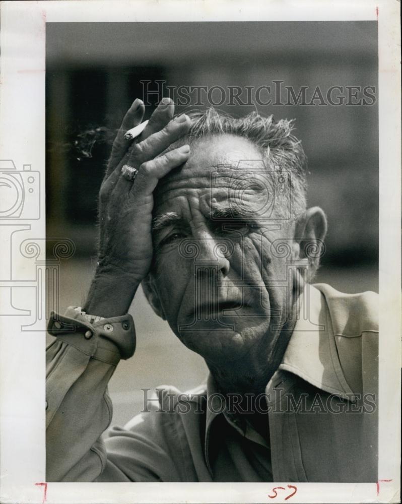 1962 Press Photo Lion Tamer smoking - RSL61353 - Historic Images