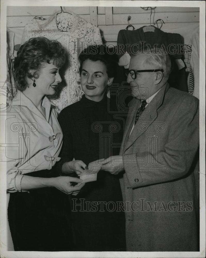 1955 Press Photo Miss Helen A Wall Receives Check From Damon Ranyon Foundation - Historic Images