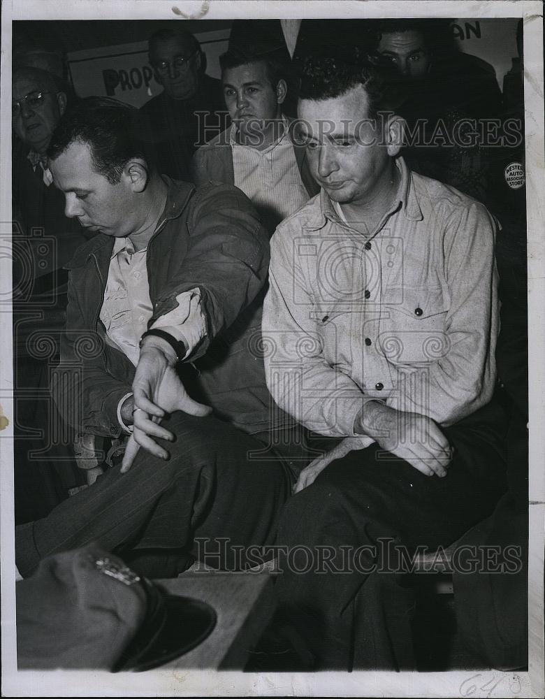 1950 Press Photo Policeman Donald Penney &amp; Randolph Spain In Municipal Court - Historic Images