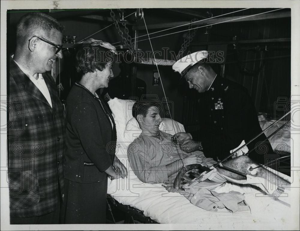 1967 Press Photo PFC John G Shack Receives Purple Heart - RSL40127 - Historic Images