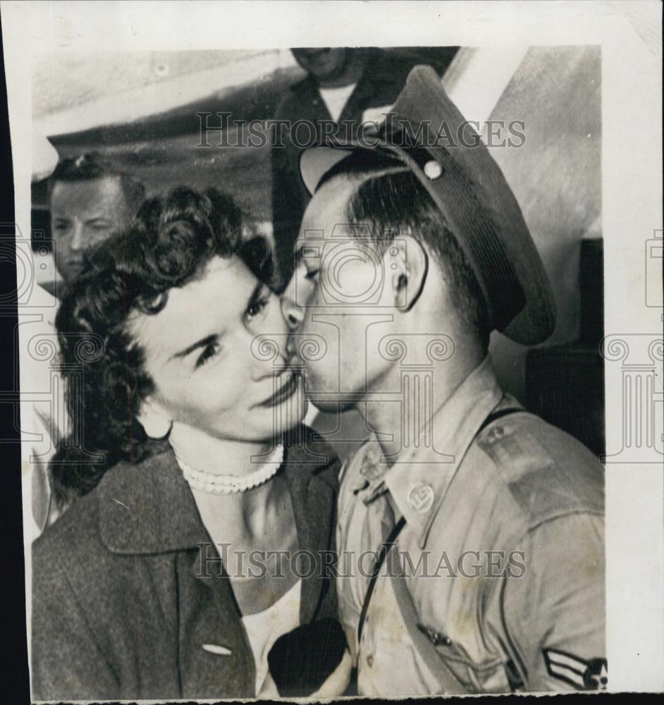 1955 Press Photo Airman Daniel Schmidt greets cousin after release from China - Historic Images