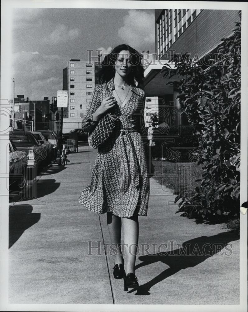 1977 Press Photo Channel 56 Reporter Neela Smith Walking Street - RSL43821 - Historic Images