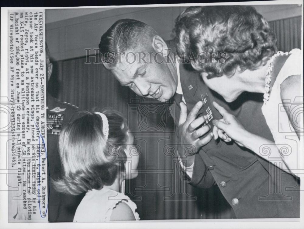 1963 Press Photo Maj Robert Rushmore &amp; family look at his astronaut wings - Historic Images