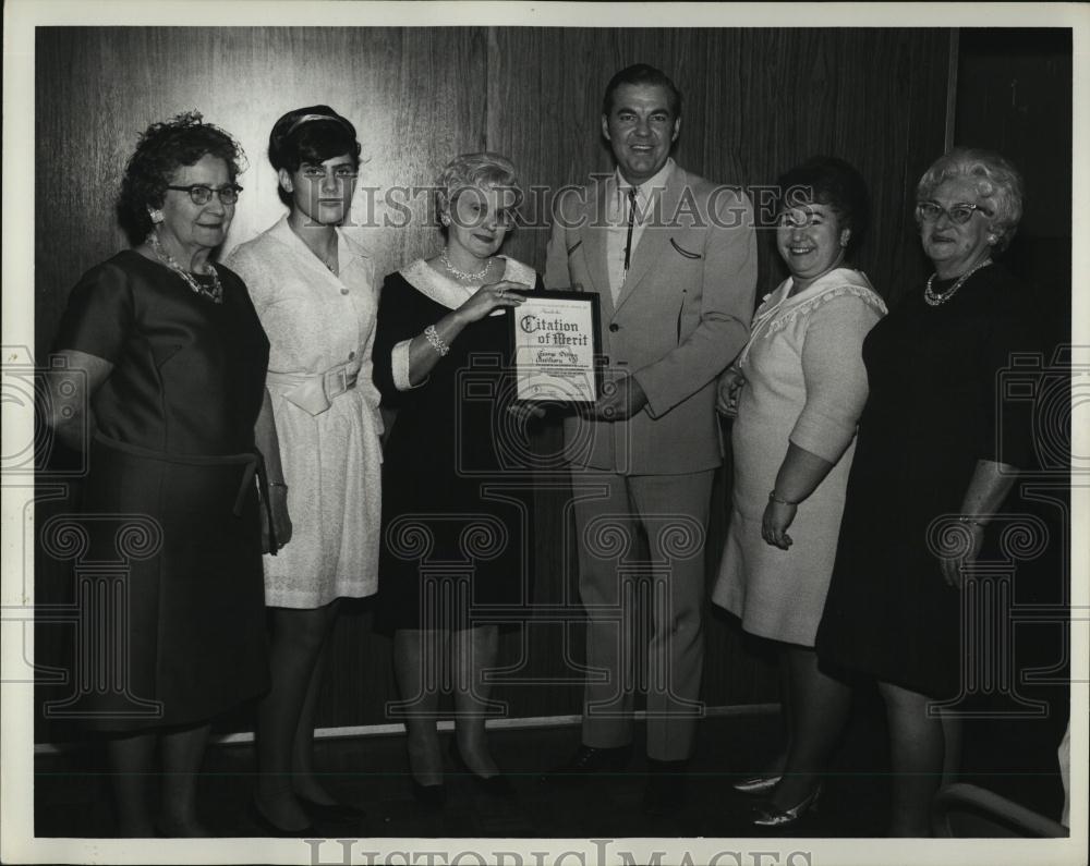 1969 Press Photo Rita O&#39;Reilley accepts plaque from Rex Trailer, Mabel Smith - Historic Images