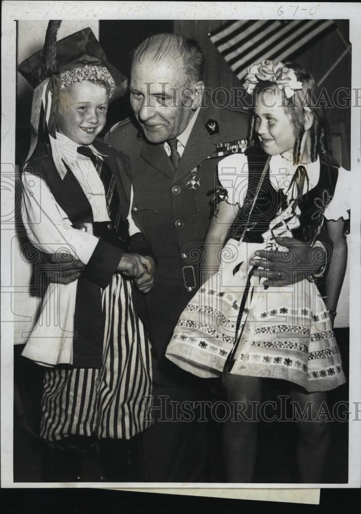 1946 Press Photo Polish General Stanislaus Kwasniewski &amp; Irene &amp; R Sonet - Historic Images