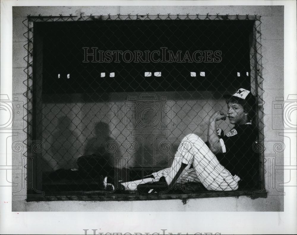 1982 Press Photo Stevie Thomas out of rain at ballgame in Gulfport Fla - Historic Images