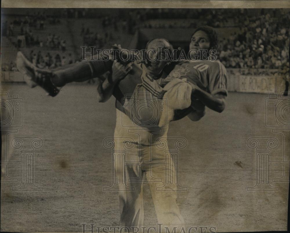 1976 Press Photo Rowdies Eusebio Carried Off Field by Trainer Pat Quinn - Historic Images