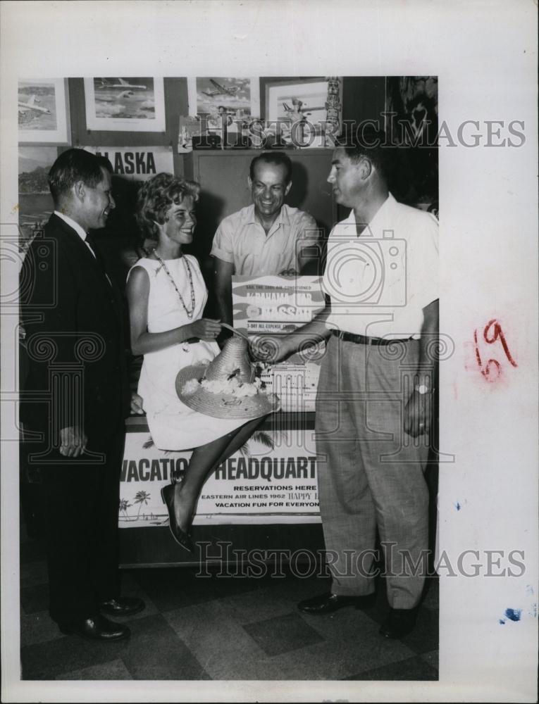 1962 Press Photo Duchess Williamson &quot;Miss Venice&quot;,received trip ticket - Historic Images