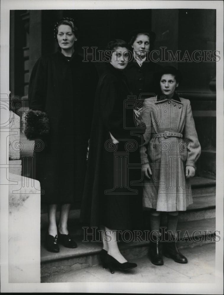 1953 Press Photo Mrs Edgar Sanders Wife of British Businessman Prisoner Hungary - Historic Images