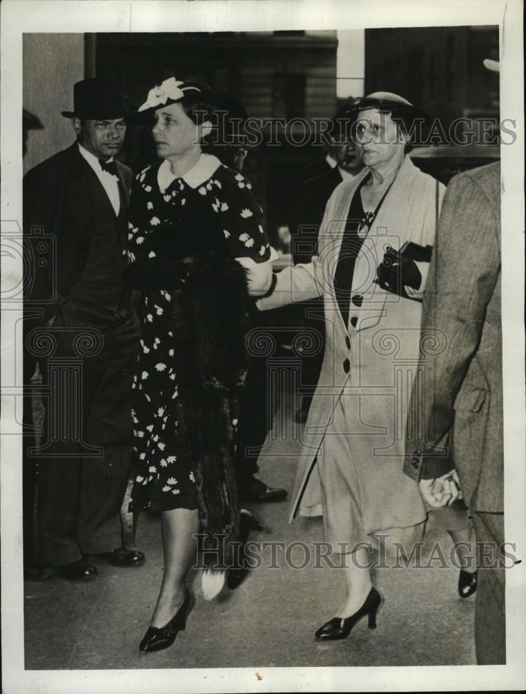 1938 Press Photo Mrs Donald Carroll Enters Court With Frances Ewers For Trial - Historic Images