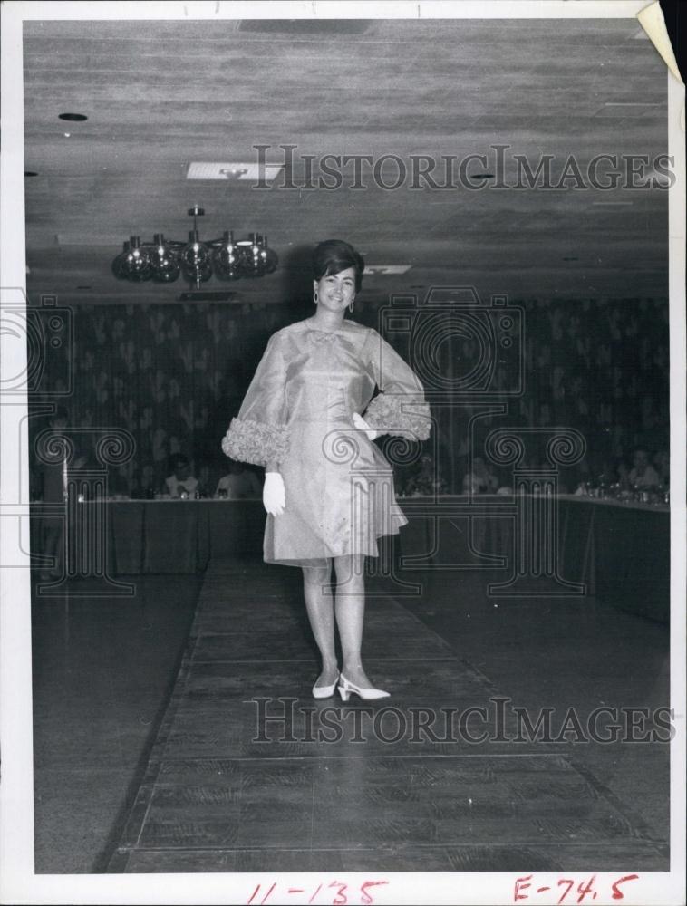 1967 Press Photo MrsGene Miller, of Maximo Mooring Women&#39;s Club - RSL64339 - Historic Images