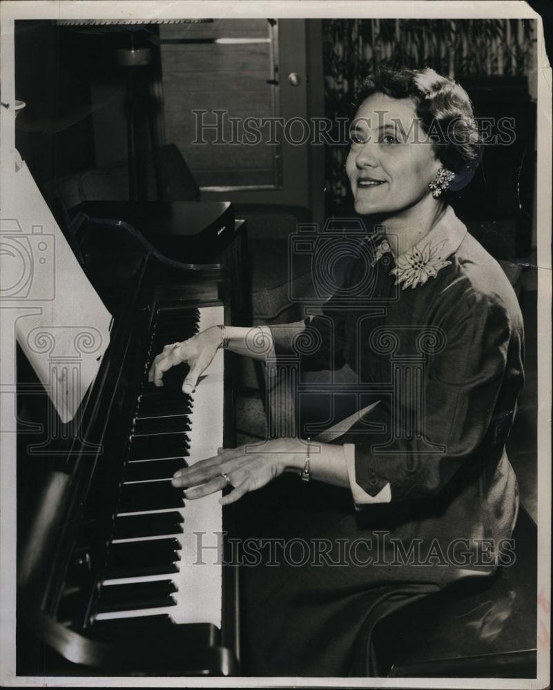 Press Photo Mrs Harold W Reeves playing piano - RSL94477 - Historic Images