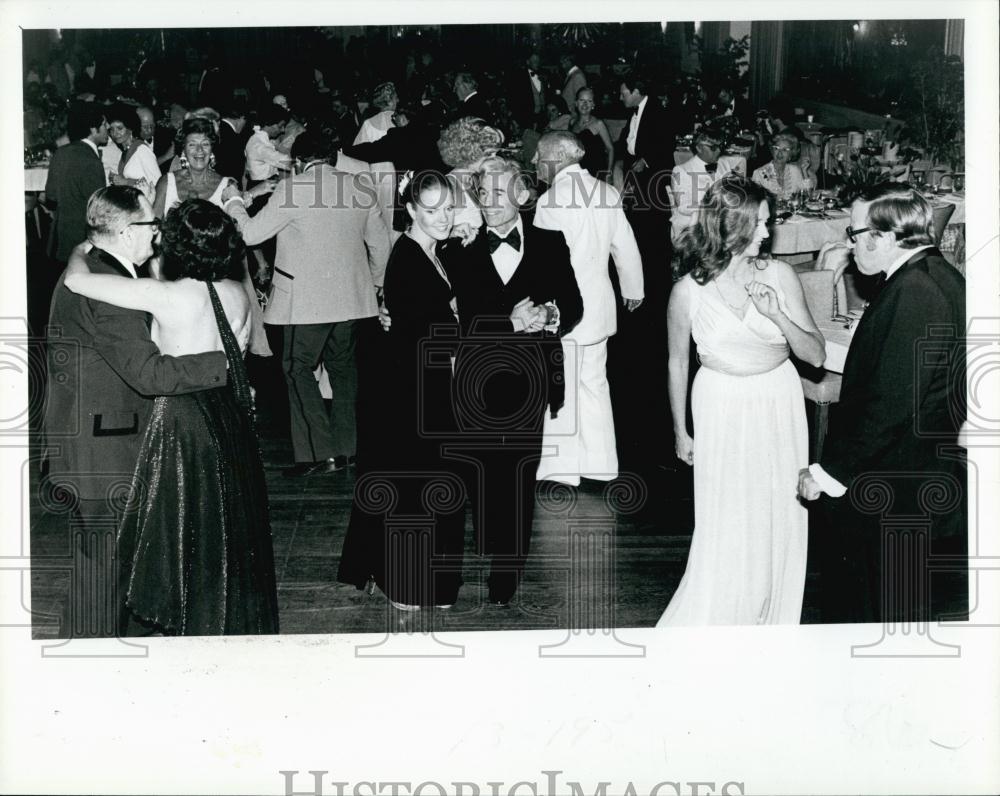 1975 Press Photo Dr Charles &amp; Jan Lasley Dancing - RSL70093 - Historic Images