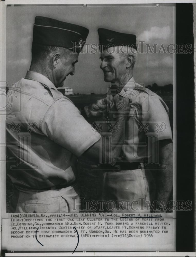 1966 Press Photo Col Robert Williams &amp; Maj Gen ZRobert York - RSL91347 - Historic Images