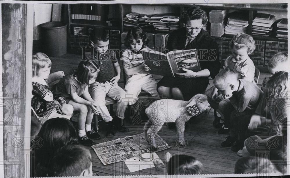 1964 Press Photo Mrs Eldon Stemple and her Kindergarten Class - RSL90921 - Historic Images