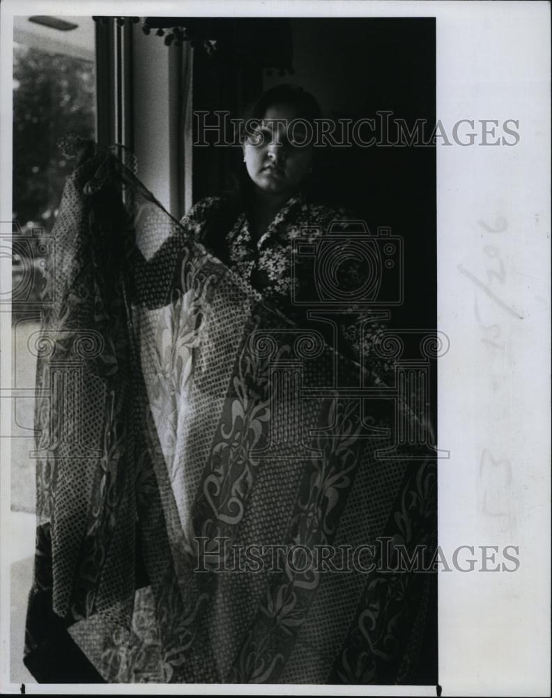 1977 Press Photo Kamini Jain, Textile Designer from India - RSL92707 - Historic Images