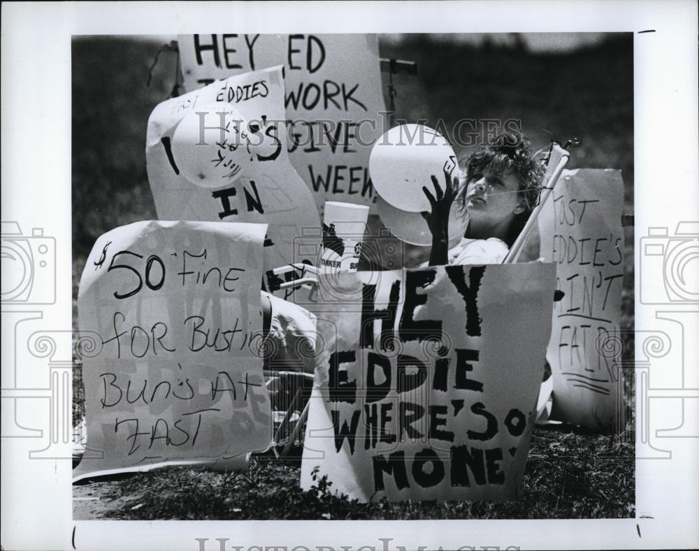 1990 Press Photo Tresha Belisle signs protesting Fast Eddie&#39;s - RSL95295 - Historic Images