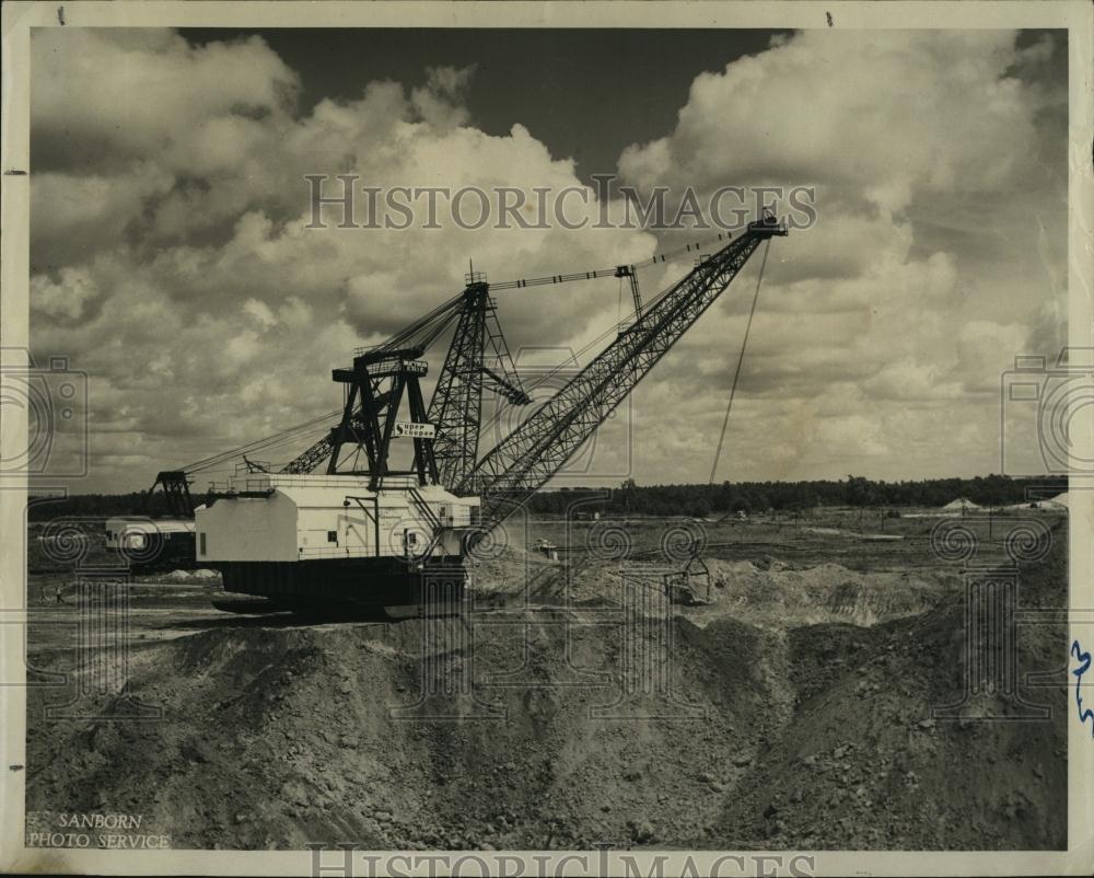 1964 Press Photo Scooper Takes 26-Cubic Yard Bite - RSL95607 - Historic Images