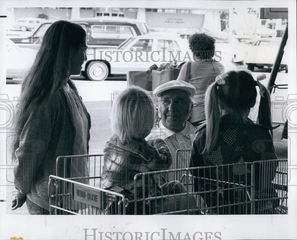 1979 Press Photo Guy Miller As SAnta Spreads Cheer At Carter Plaza - RSL69805 - Historic Images