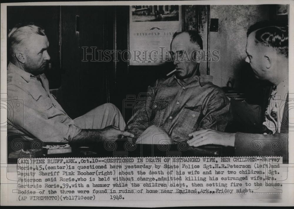 1948 Press Photo Harvey Rorie Questions State Police Sgt HR Peterson Murder - Historic Images