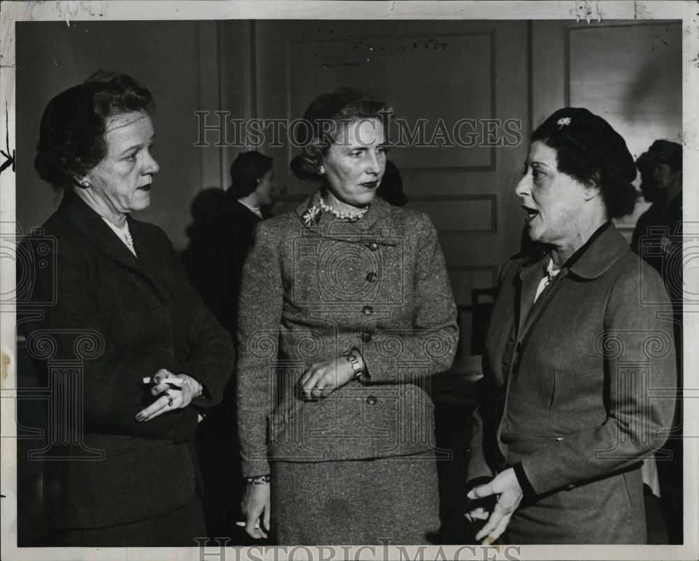 1957 Press Photo &quot;Girl&#39;s Club&quot; Directors: Metton, Crocker, and Carney - Historic Images