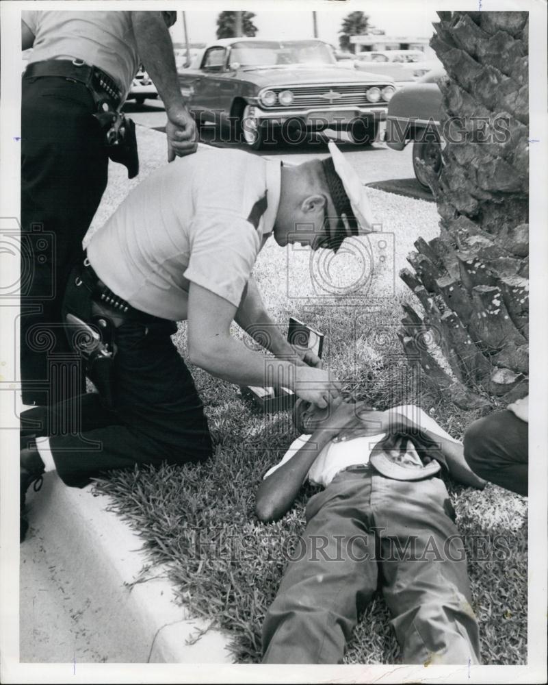 1964 Press Photo First Aid given to a resident of St Petersburg, Florida - Historic Images