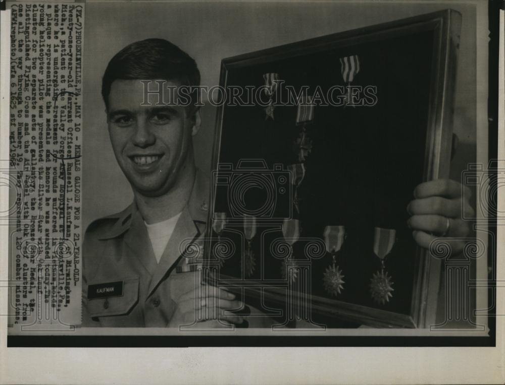 1968 Press Photo Warrant Officer Russell Kaufman received Silver Star Medal - Historic Images