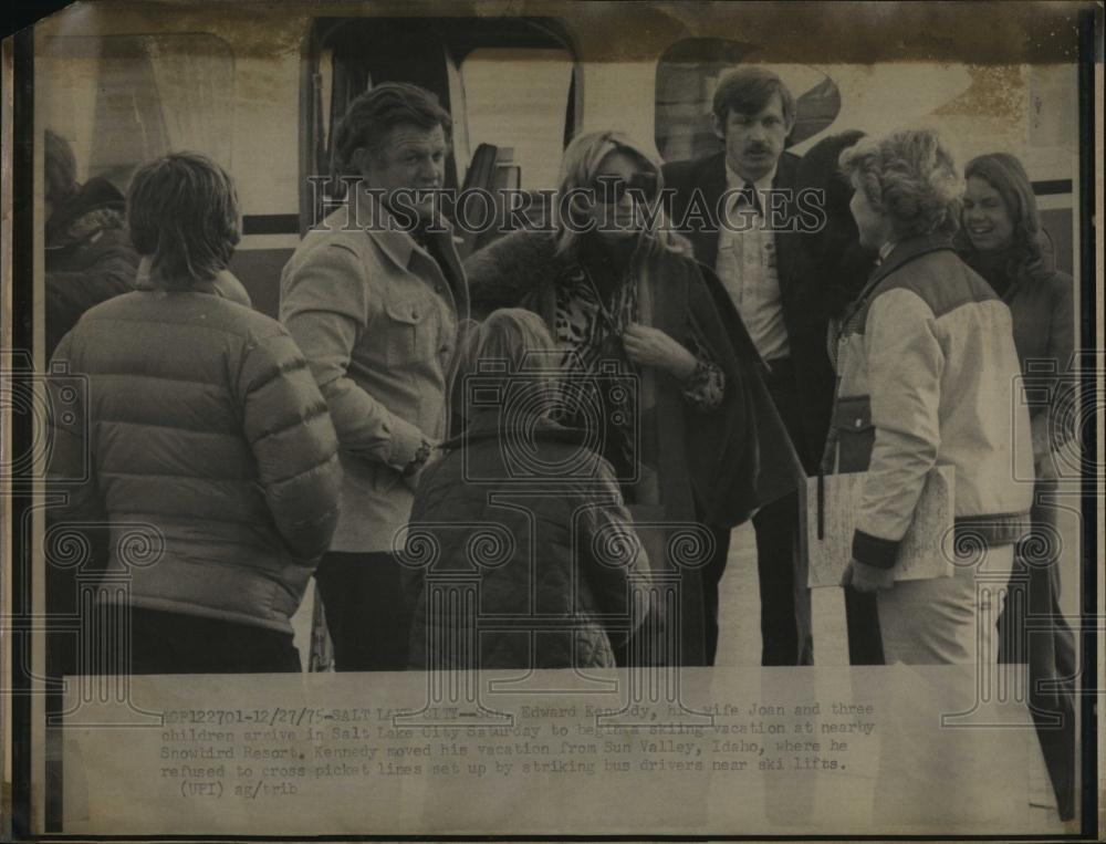 1975 Press Photo Senator Edward Kennedy and wife Joan - RSL99945 - Historic Images