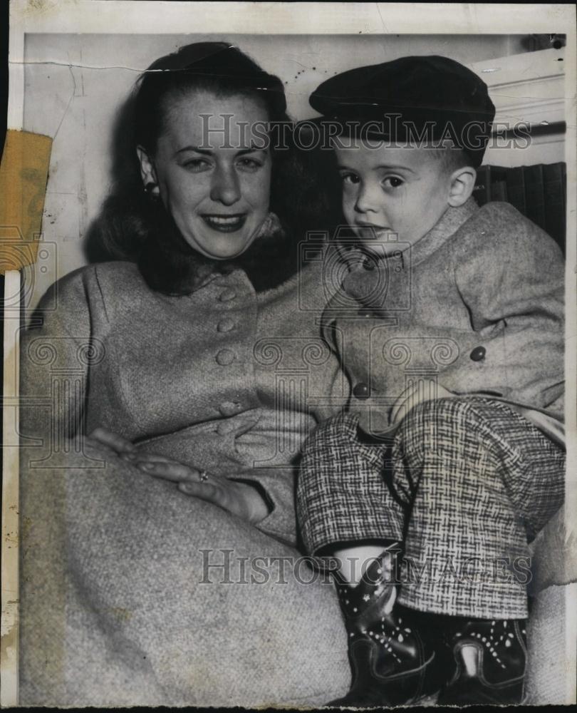 1958 Press Photo Jean Rodgers w/ son Michael at their home - RSL46983 - Historic Images