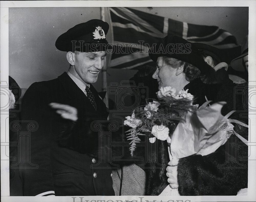 1952 Press Photo Capt Henrick Carlsen and Mother Mrs Martin Carlsen - Historic Images