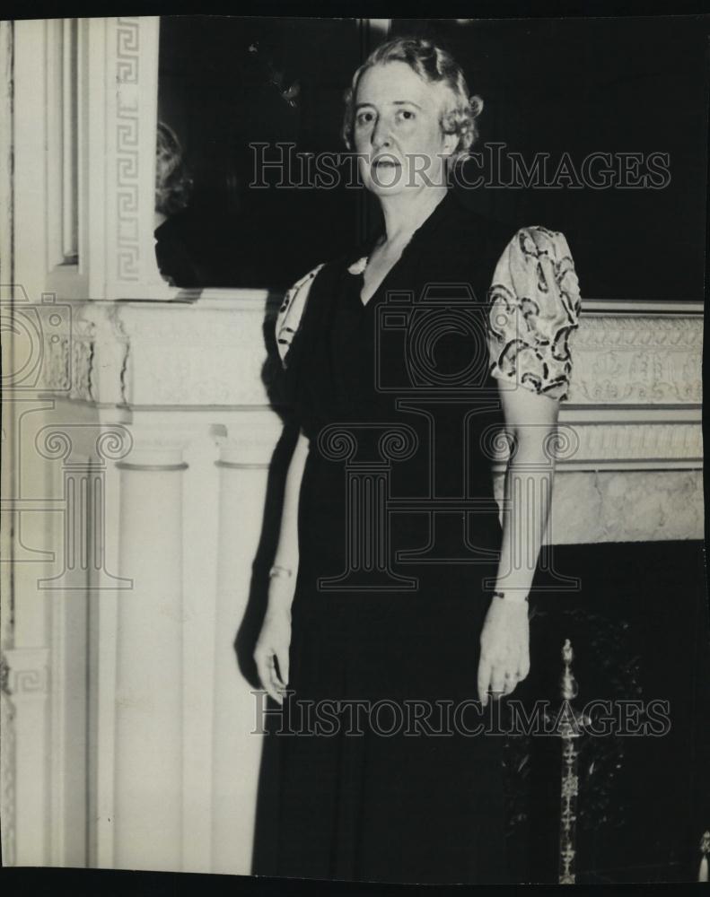 1937 Press Photo Mrs WP Burnham Modeling Gown by Dowsley - RSL44167 - Historic Images