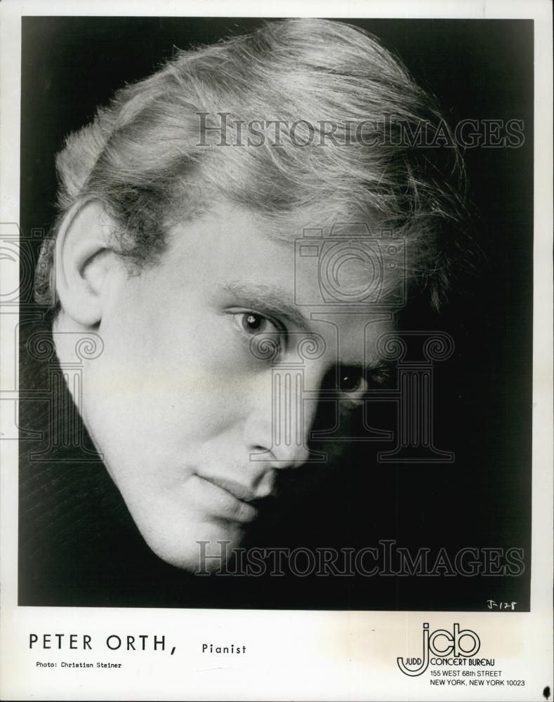 1980 Press Photo Pianist Peter Orth Looks At The Camera - RSL64043 - Historic Images