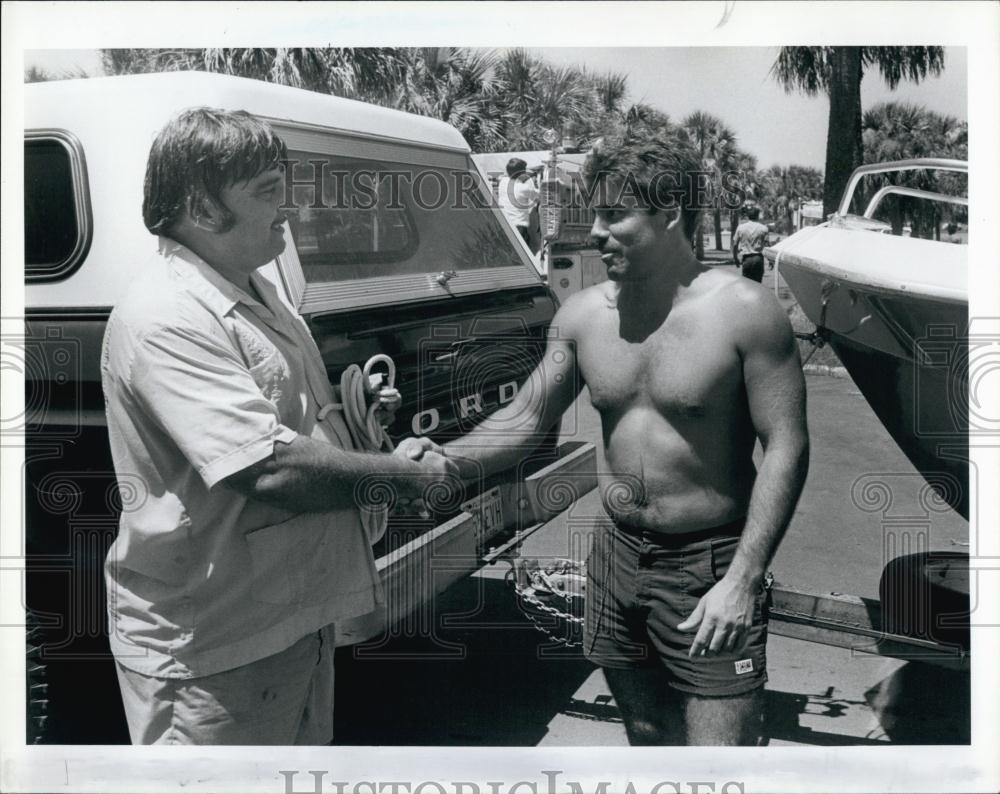 1986 Press Photo Aaron Sanford &amp; Jim Vozzella who rescued him in boat accident - Historic Images