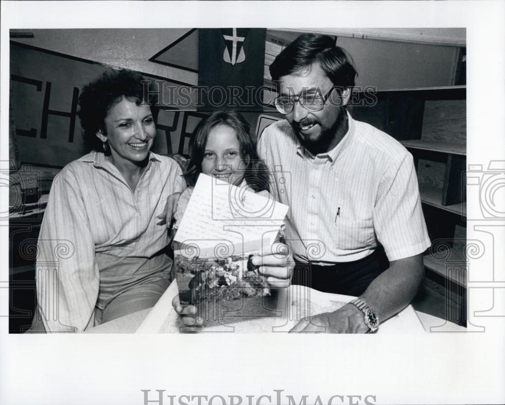 1983 Press Photo Sarah Quick cast bottle into ocean got back letter class projec - Historic Images