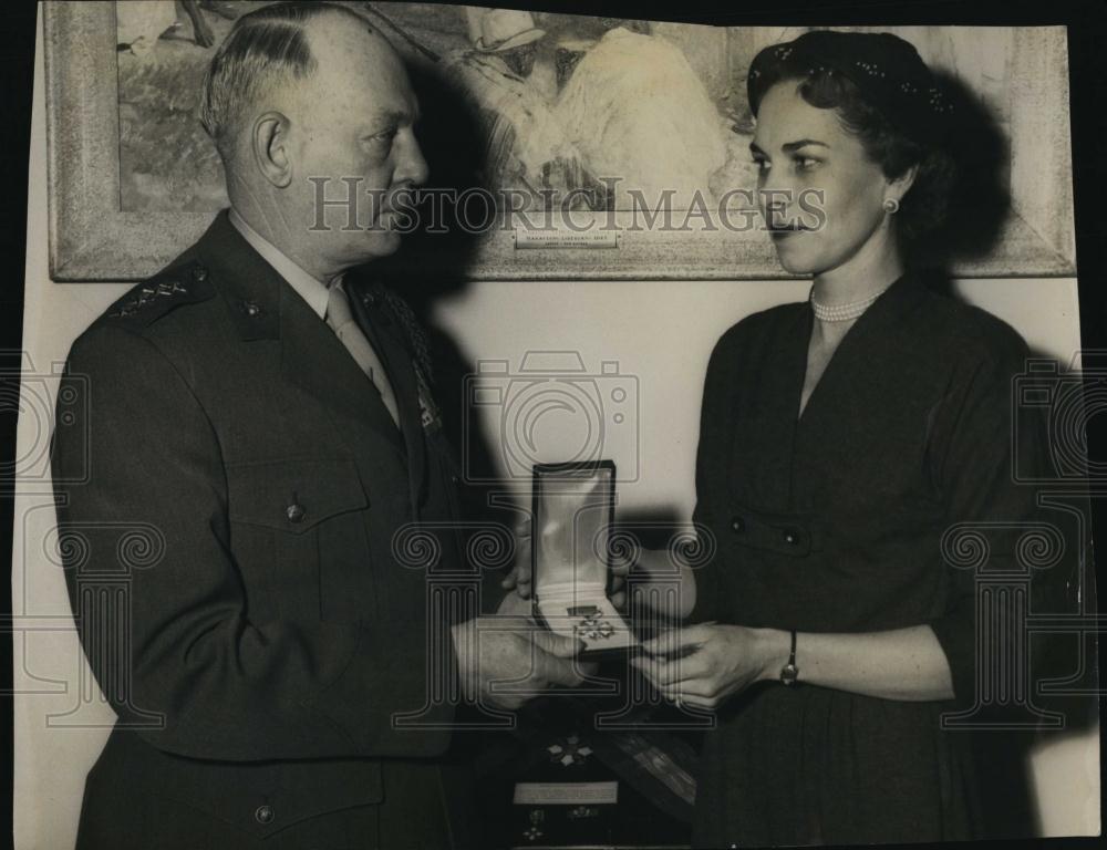 Press Photo Mrs Mary Helen Thomas &amp; Marine Gen Lemuel Shepherd Jr - RSL97319 - Historic Images