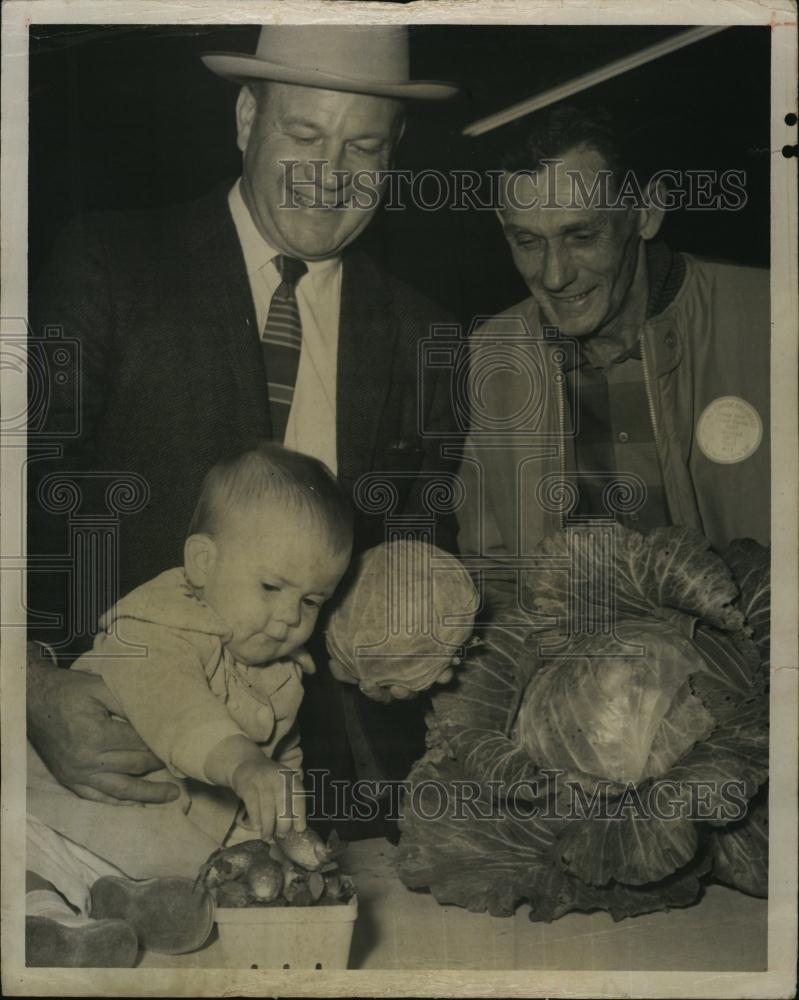 1957 Press Photo Rhonda Kay Phillips reaches For Strawberries Instead Of Cabbage - Historic Images