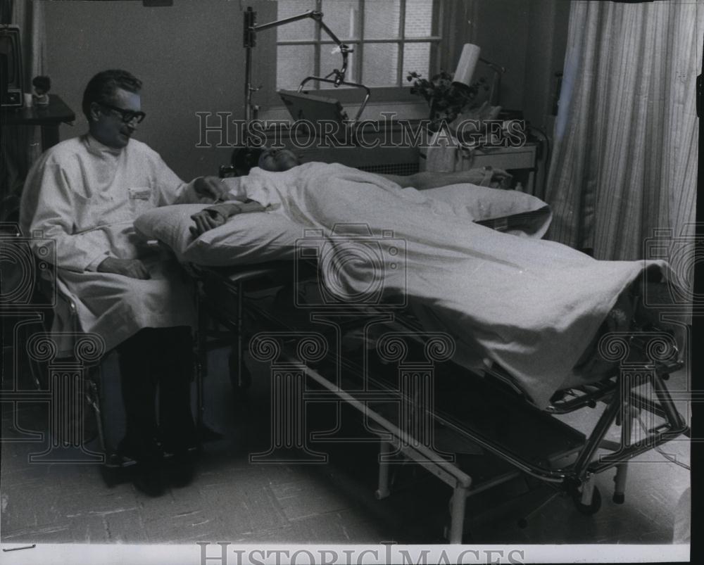 1974 Press Photo Dr Alain B Rossier Patient Gilber Francoeur West Roxbury VA - Historic Images