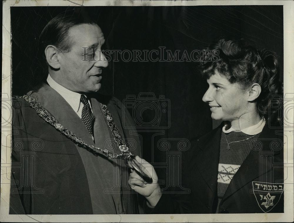 1956 Press Photo Lord Mayor of Dublin Robert Briscoe w/ Shoshana Riebner - Historic Images